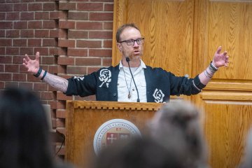 Charles A. Dan Luke, profesor de matemáticas en Dana, presenta un análisis matemático de cuentos literarios populares